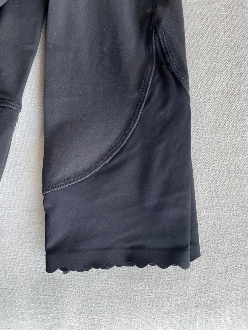 Lululemon Align Scalloped Hem High-Rise Crop 23", Size 2
Black - Picture 10 of 10